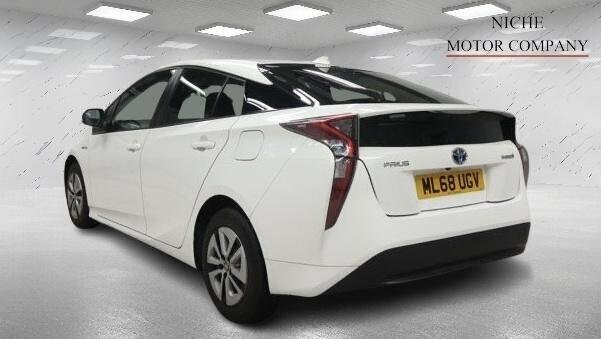 Toyota Prius Hatchback #8