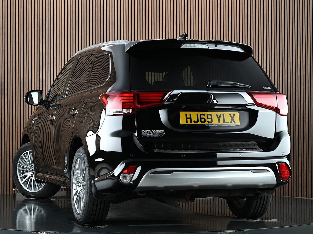 Mitsubishi Outlander 2.4H Twinmotor 13.8Kwh Dynamic Suv Plug Black #2