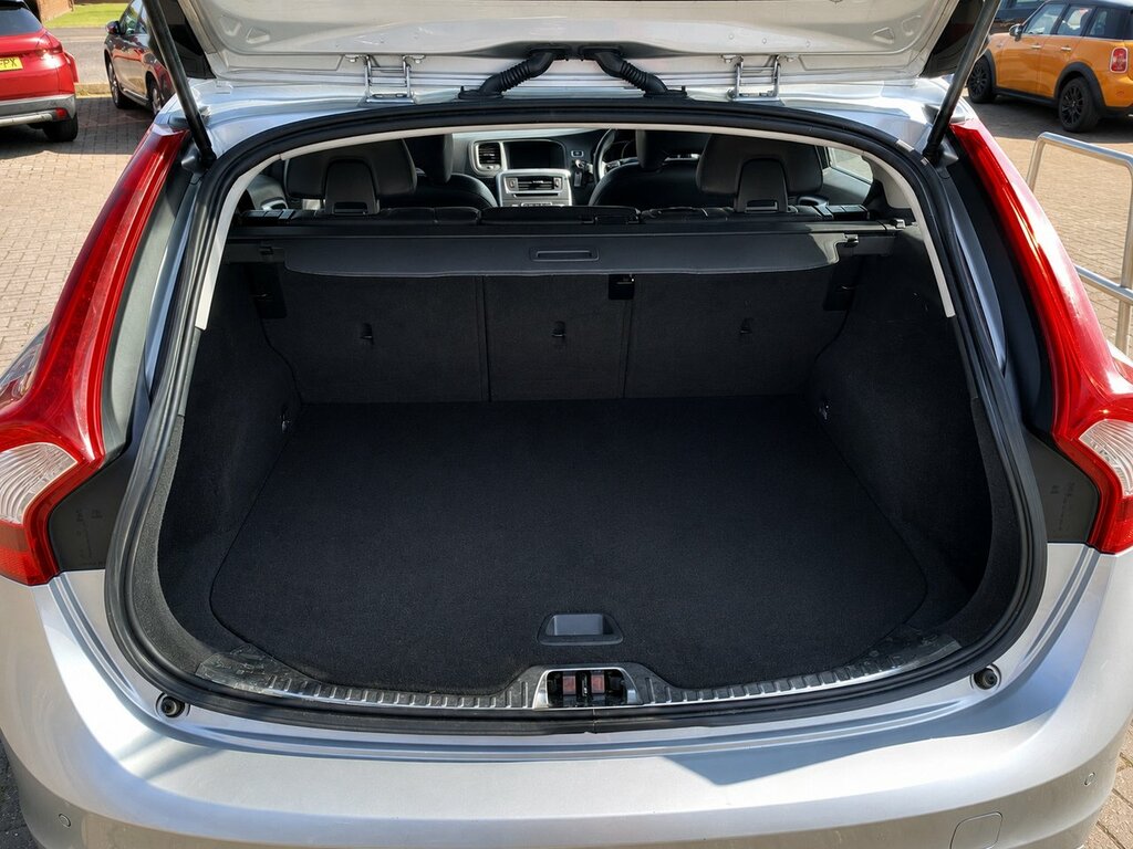 Volvo V60 R-design Lux Nav D4 A Red #11