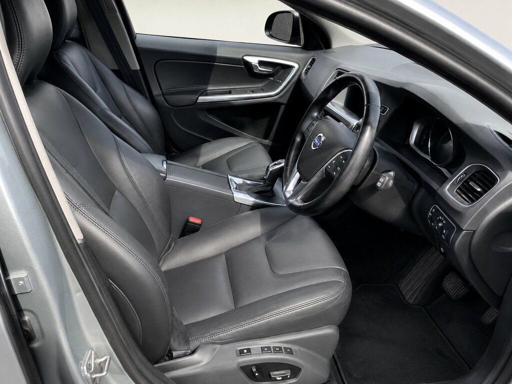 Volvo V60 R-design Lux Nav D4 A Red #8