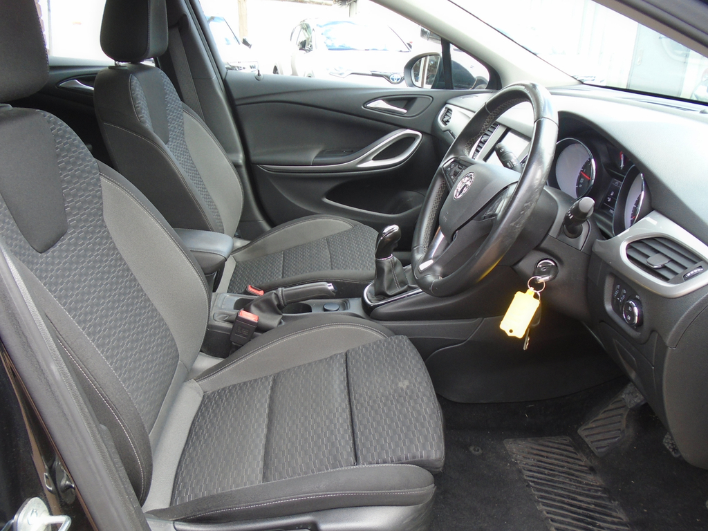 Vauxhall Astra Hatchback Red #14