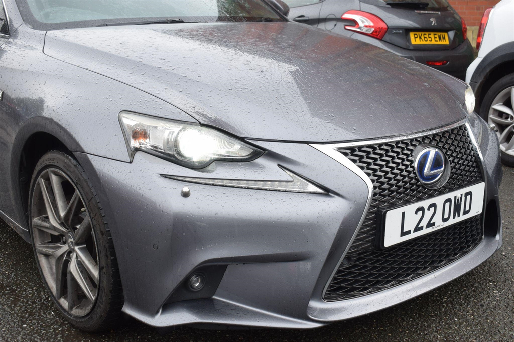 Lexus IS Hybrid White #26