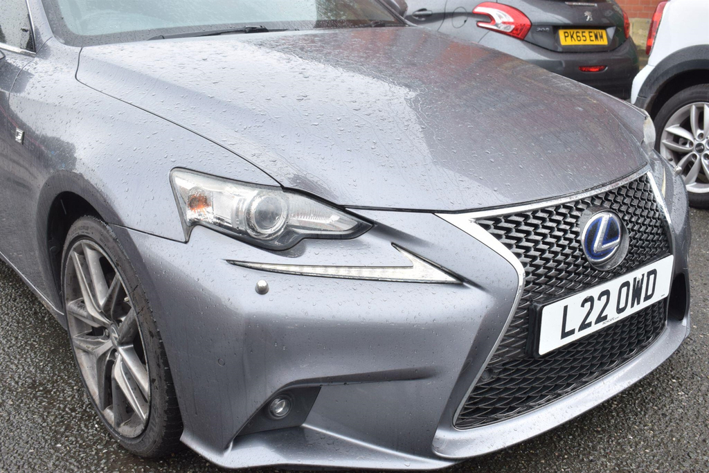 Lexus IS Hybrid White #7