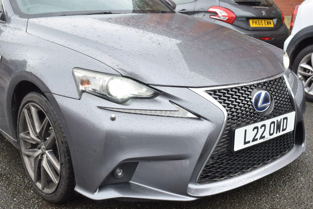 Lexus IS Hybrid White #12