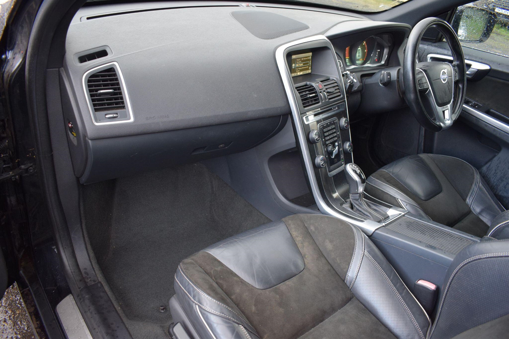 Volvo XC60 D4 R-design White #17
