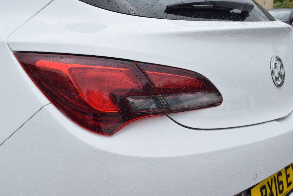 Vauxhall Astra GTC Sri White #8