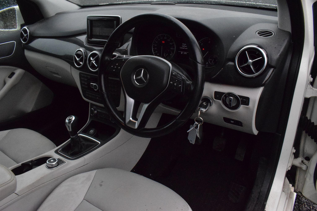 Mercedes-Benz B Class Mpv White #3