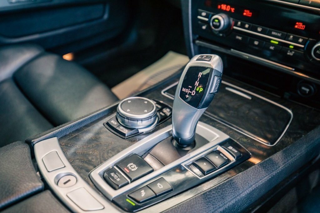 BMW 7 Series Saloon White #20