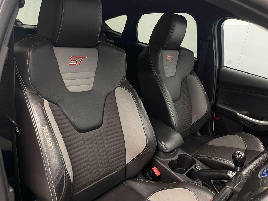 Ford Focus Hatchback Black #7