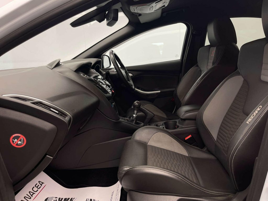 Ford Focus Hatchback Black #30
