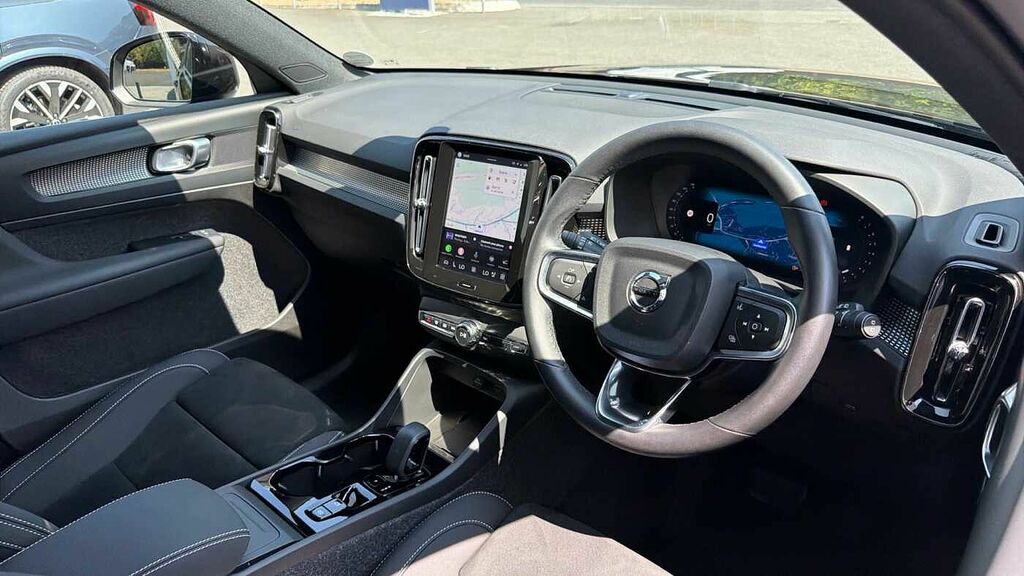 Volvo XC40 B4 P Plus Dark YY74USO Black #4