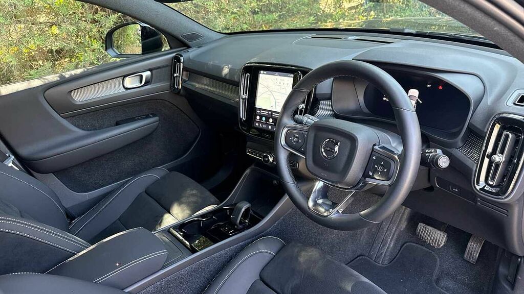 Volvo EX40 Plus, Single Motor Extended Range, Black #4