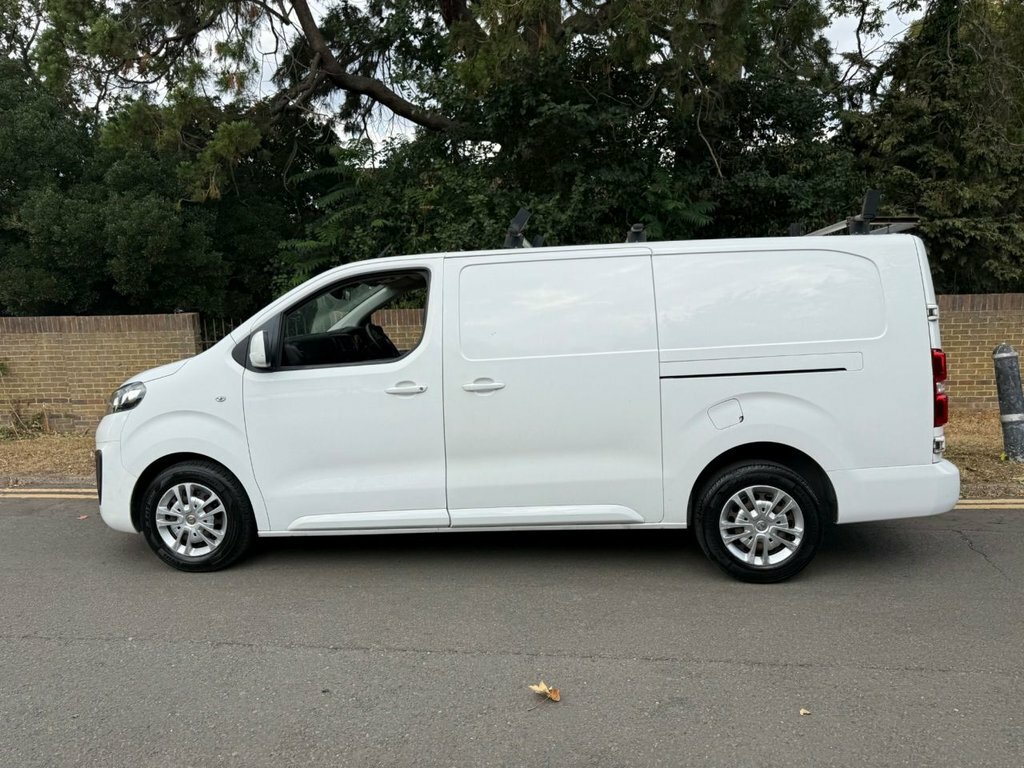Vauxhall Vivaro 1.5L Sportive DW19UZC White #6