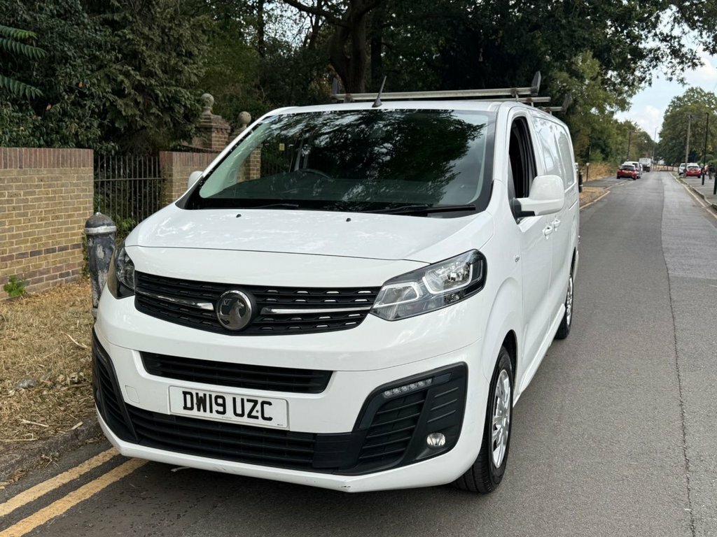 Vauxhall Vivaro 1.5L Sportive DW19UZC White #4