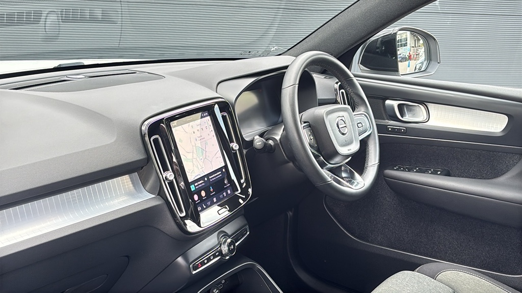 Volvo XC40 2.0 B4p Plus Dark Awd 0 Ps White #2