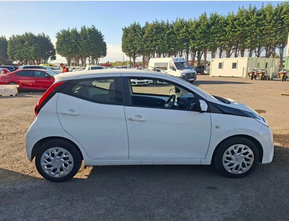 Toyota Aygo 1.0 Vvt-i X-play Euro 6 Ss White