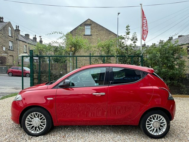 Chrysler Ypsilon Hatchback Black #4