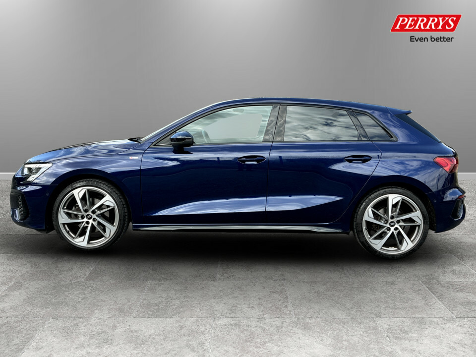 Audi A3 35 Tfsi Black Edition S Tronic MK73FGJ Blue #4