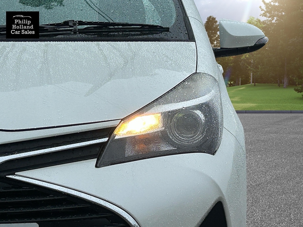 Toyota Yaris Hatchback IRZ5394 White #3