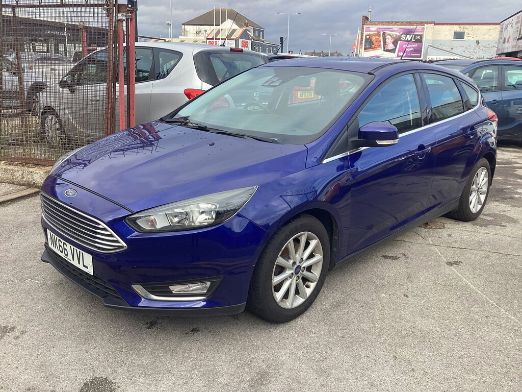 Ford Focus 1.5 Tdci Titanium Hatchback Euro NK66VVL Blue #2