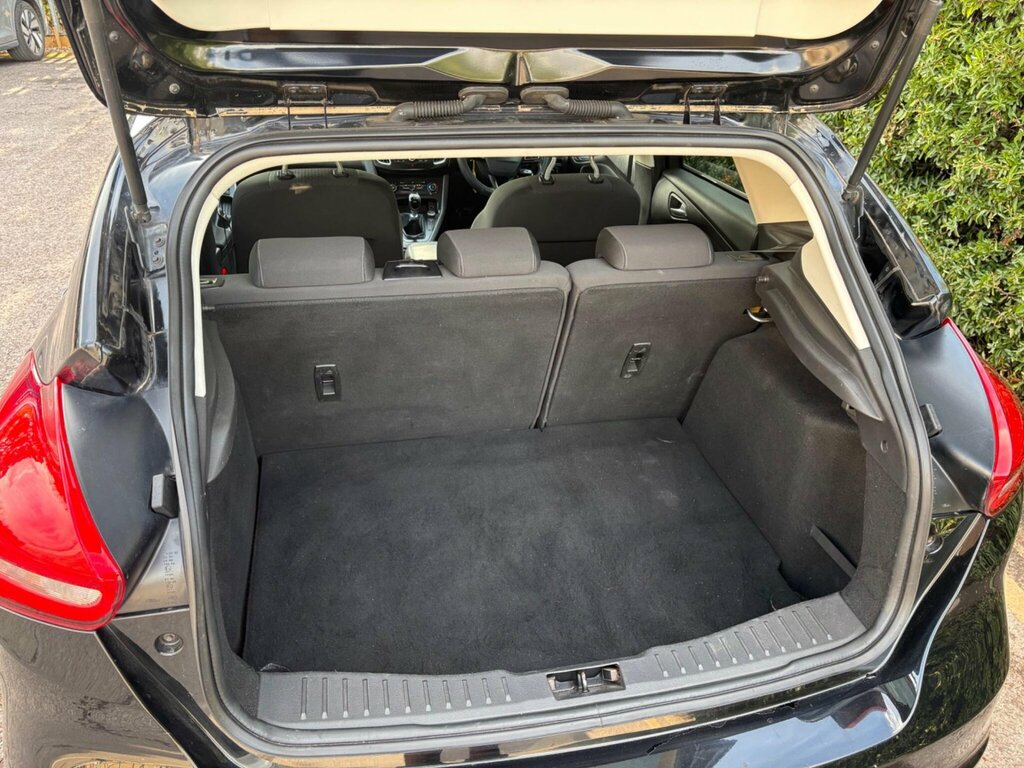 Ford Focus Hatchback Grey #25