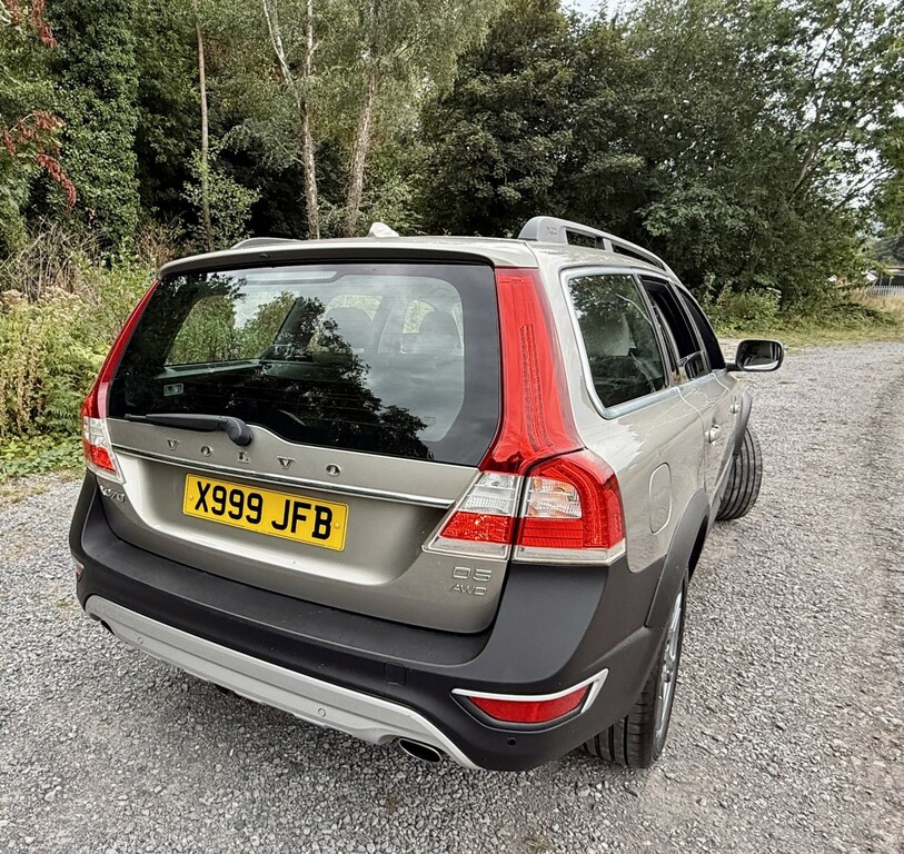 Volvo XC70 Estate 2.4 D5se Lux Awd12svs-xenon-leather-5pot Gold #4
