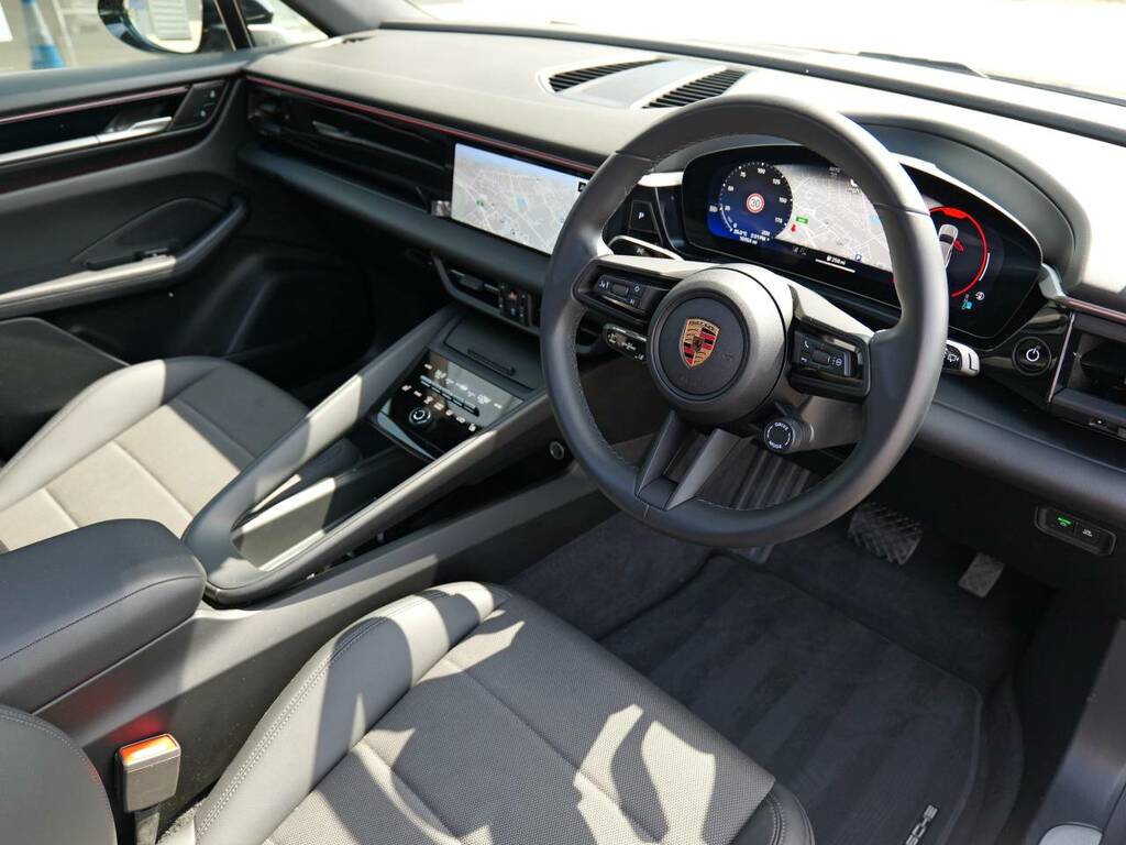 Porsche Macan 4 Black #4