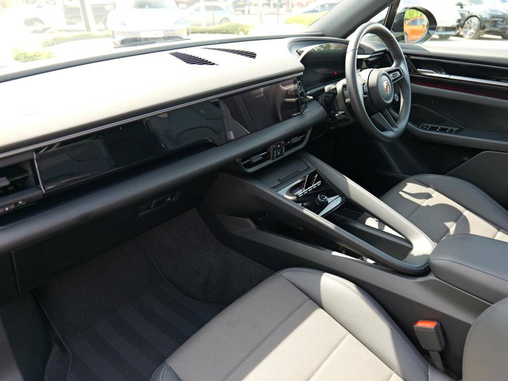 Porsche Macan 4 Black #5