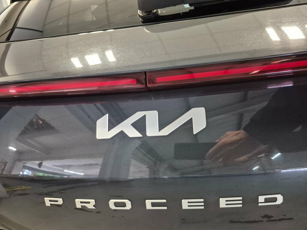 Kia Proceed  White #14