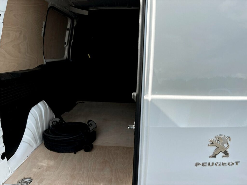 Peugeot E-Partner Combi White #22