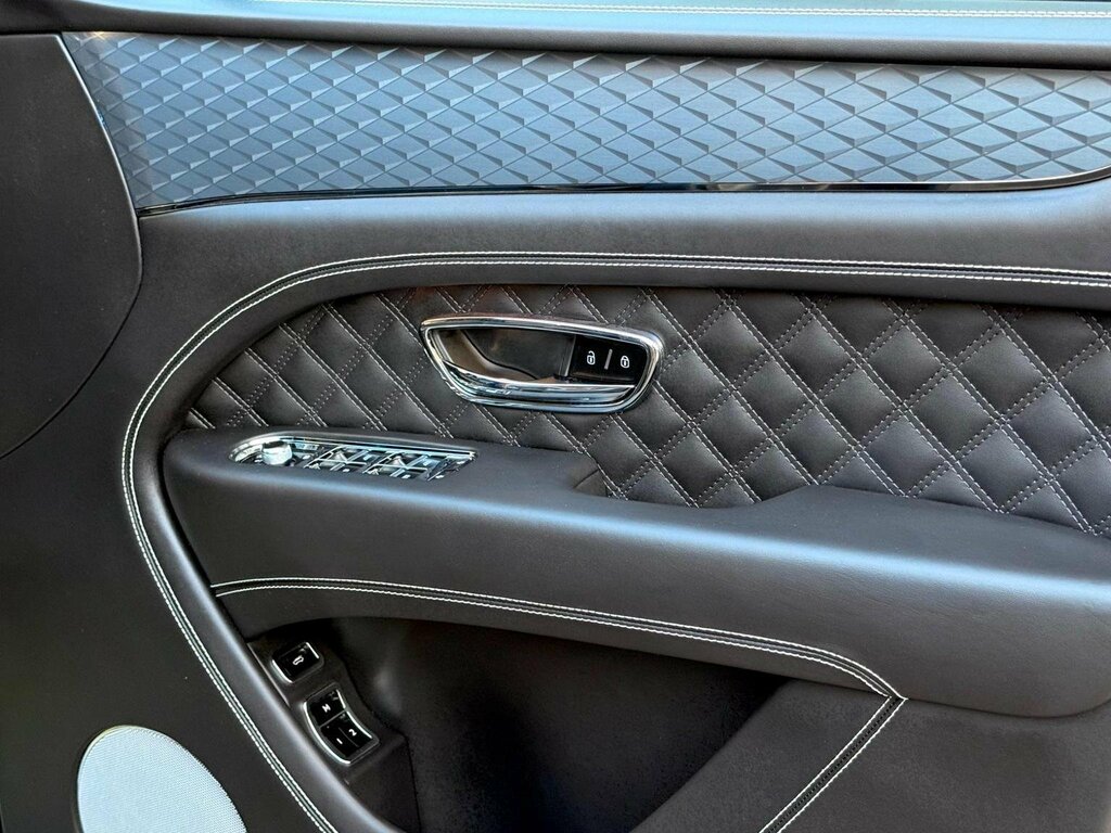 Bentley Bentayga V8 Black #35