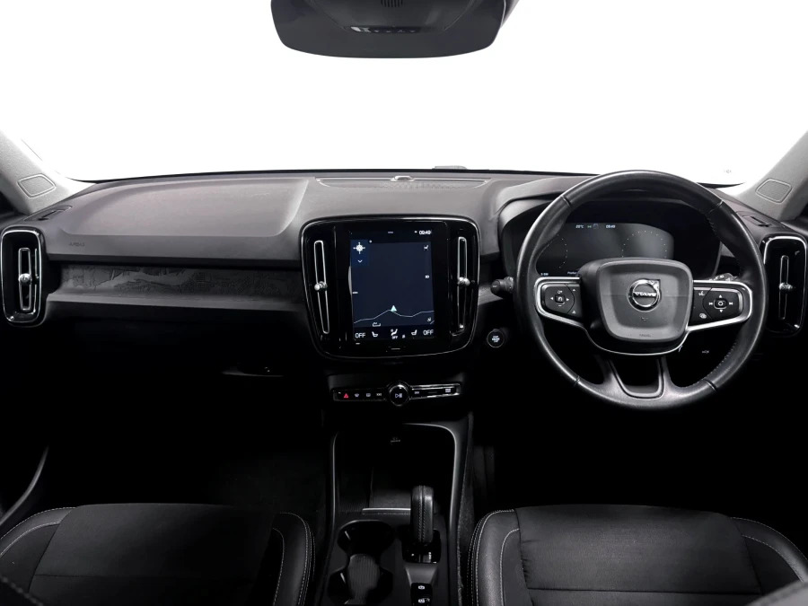 Volvo XC40 Momentum T3 Black #2