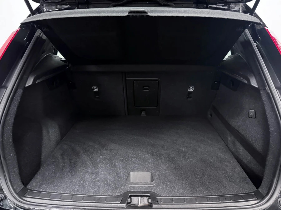 Volvo XC40 Momentum T3 Black #6