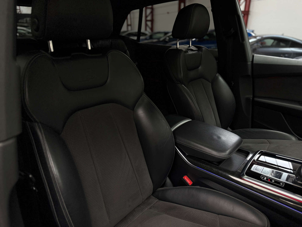 Audi Q8  Black #38