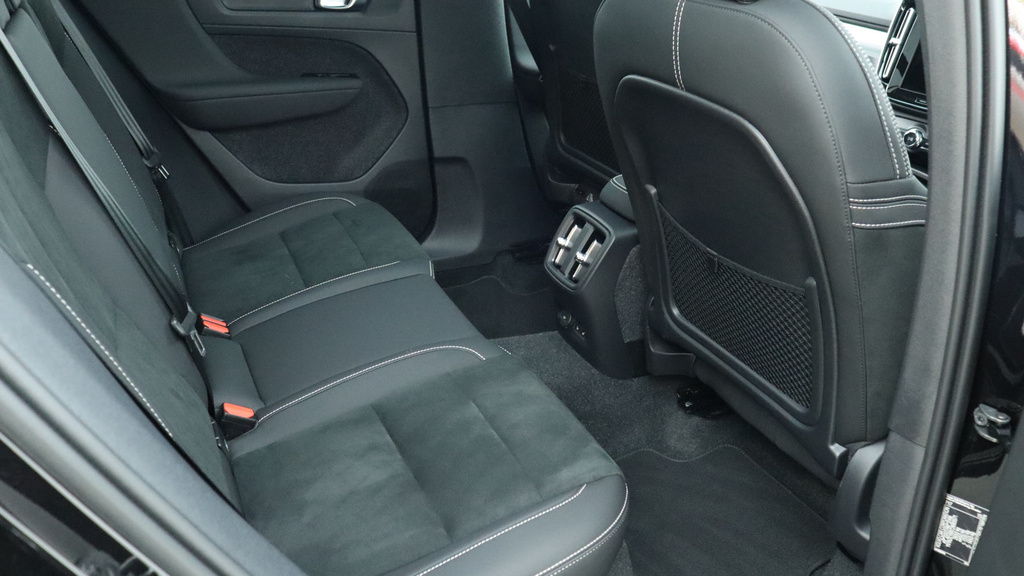 Volvo EX40 Twin Motor Performance Ultra Black Edition Sunroo #6