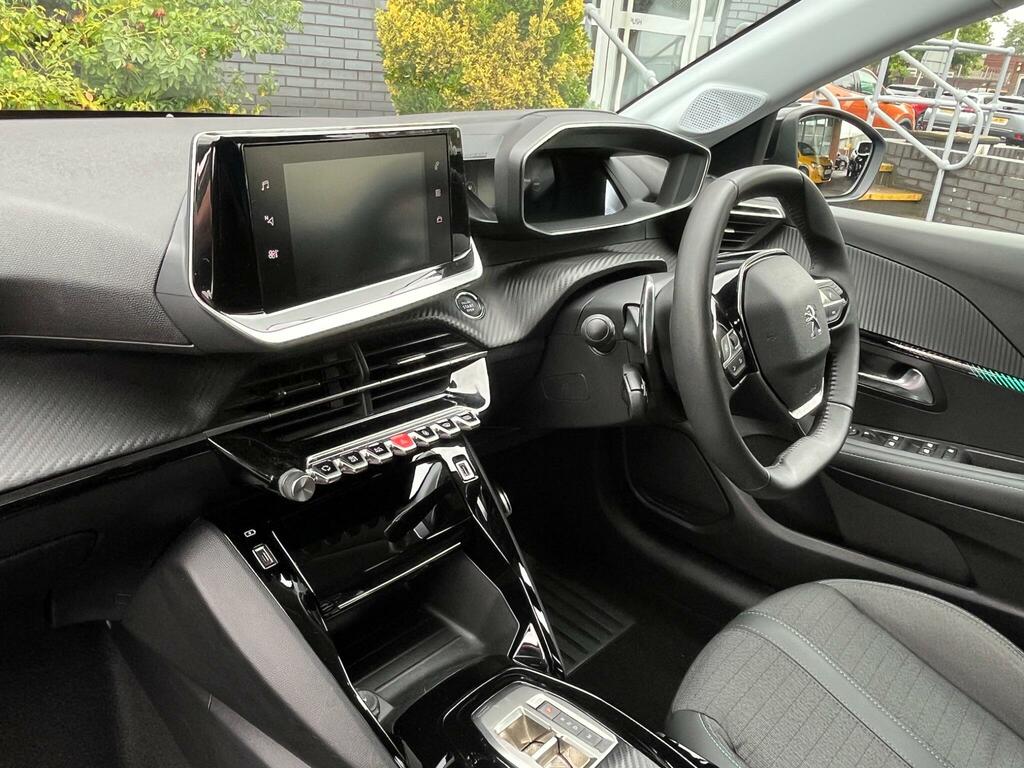 Peugeot 208 1.2 Puretech Allure Premium Hatchback #3