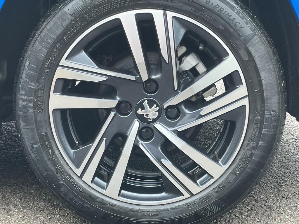 Peugeot 208 1.2 Puretech Allure Premium Hatchback #4