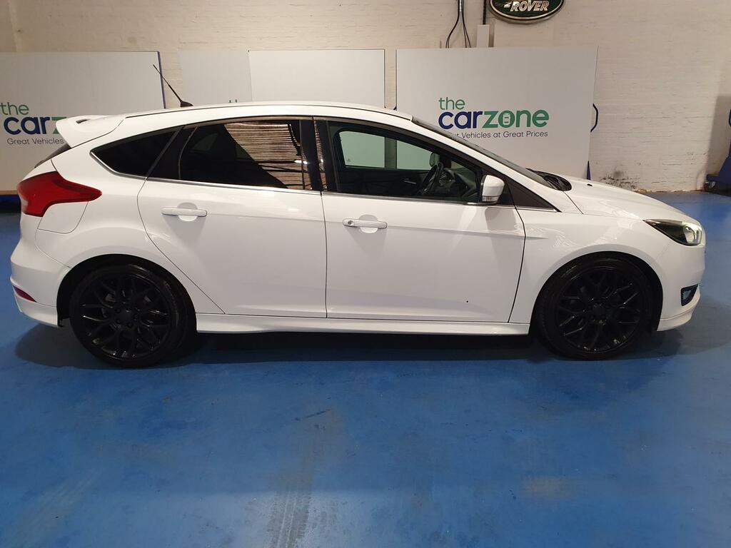 Ford Focus Hatchback VNZ4334 #2