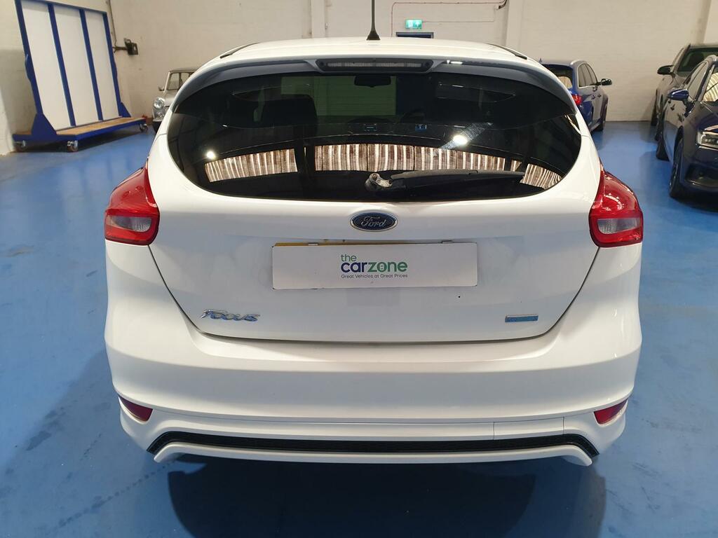 Ford Focus Hatchback VNZ4334 #4