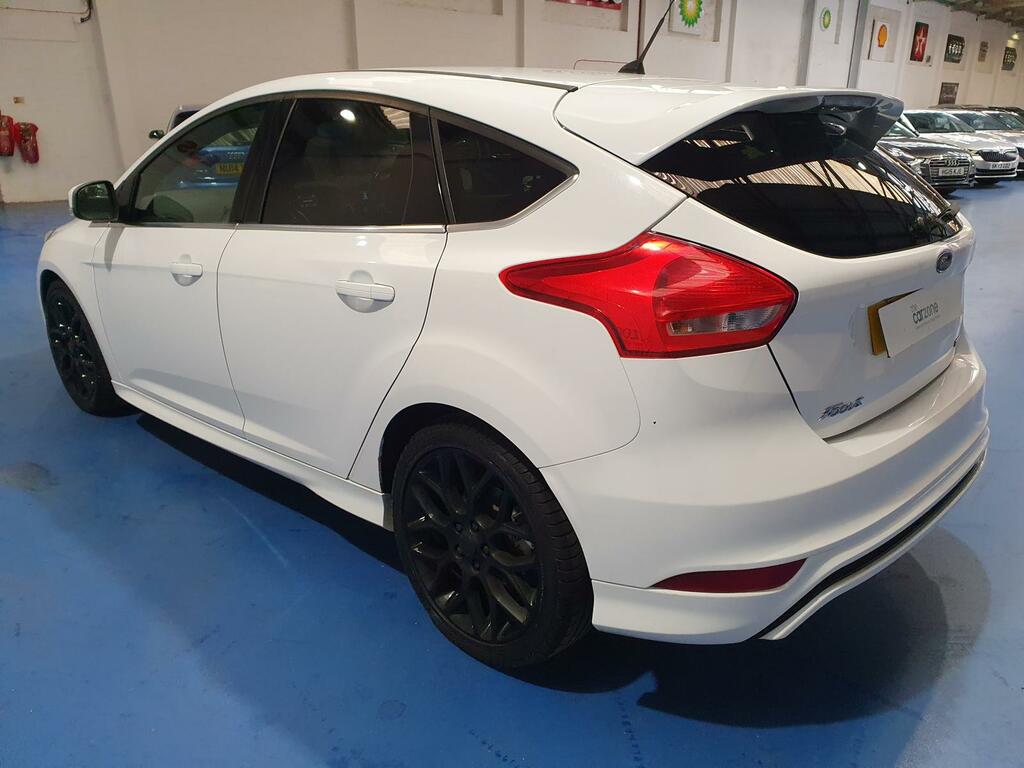 Ford Focus Hatchback VNZ4334 #5