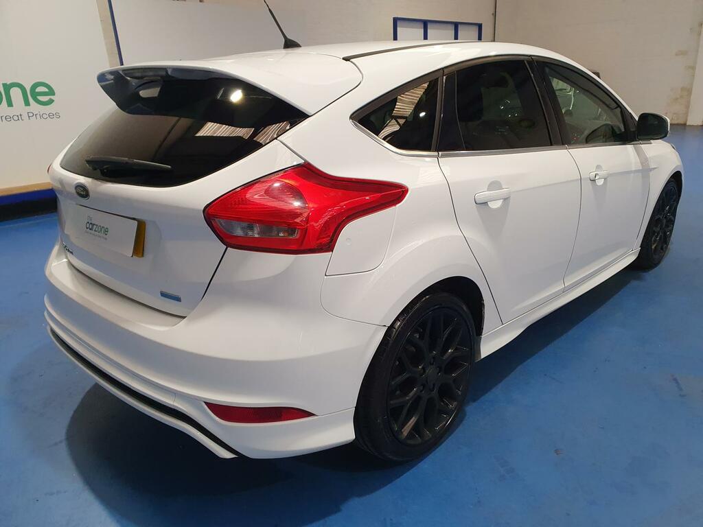 Ford Focus Hatchback VNZ4334 #3