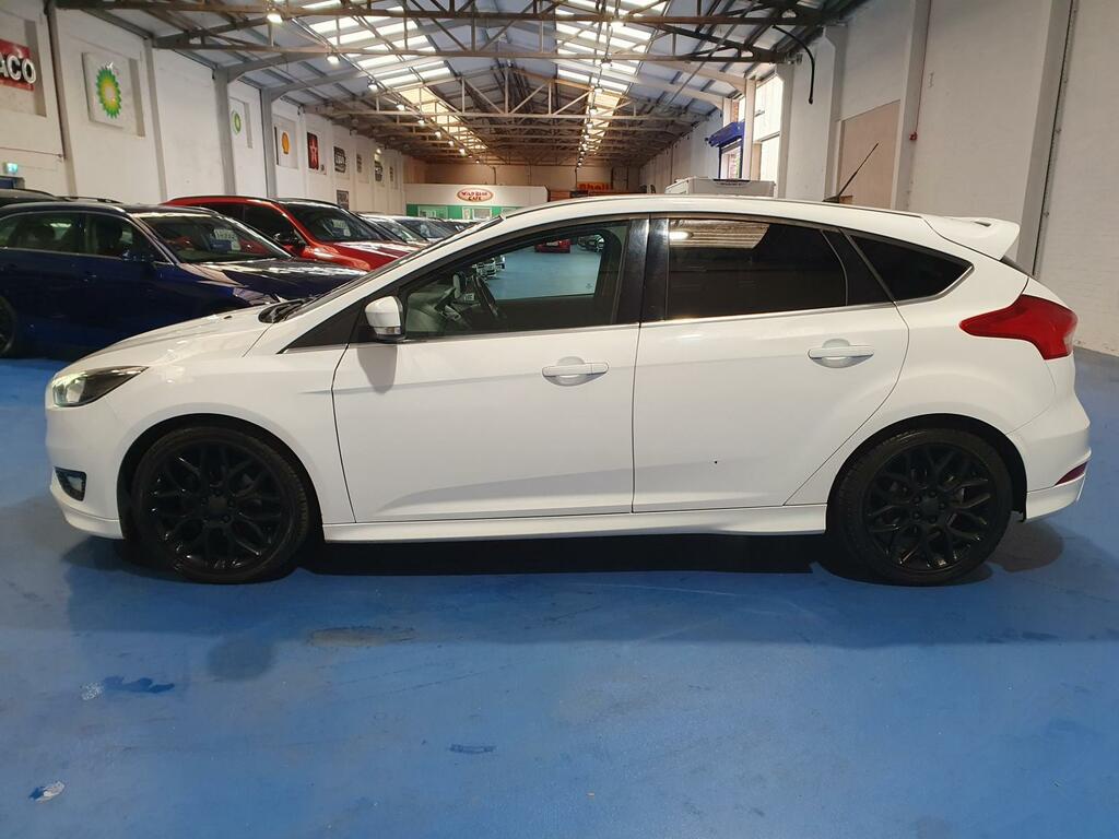 Ford Focus Hatchback VNZ4334 #6