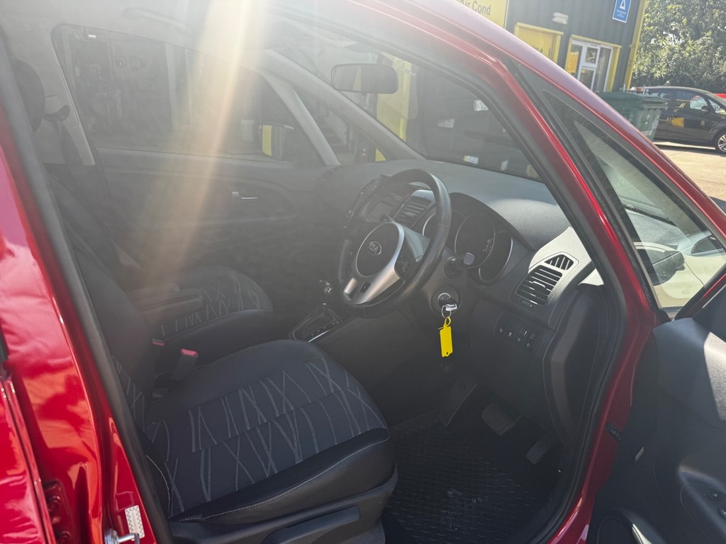 Kia Venga 1.6 3 6 Red #5