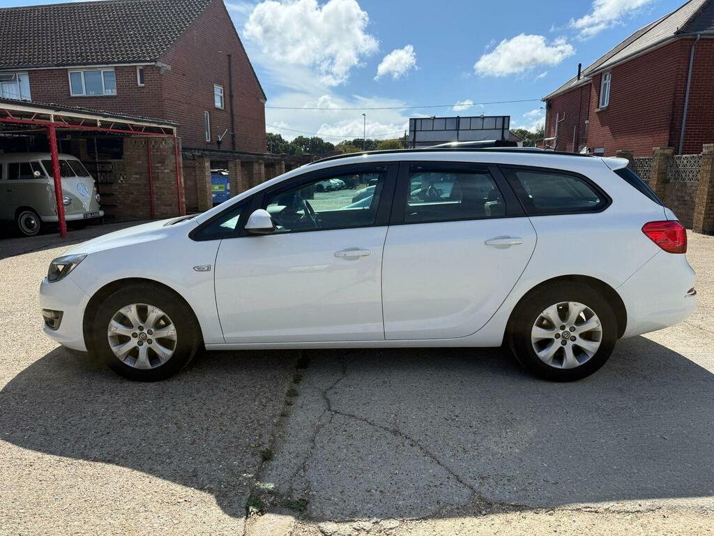 Vauxhall Astra Estate 1.6 16V Design Sports Tourer Euro 5 White #2