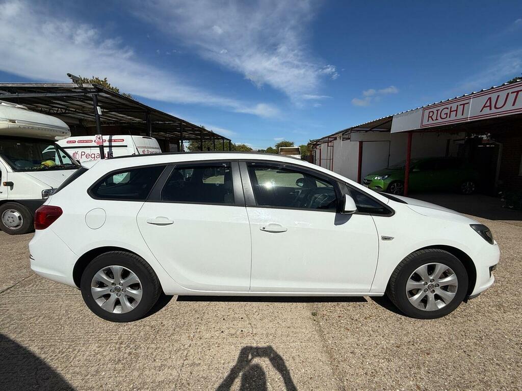 Vauxhall Astra Estate 1.6 16V Design Sports Tourer Euro 5 White #3