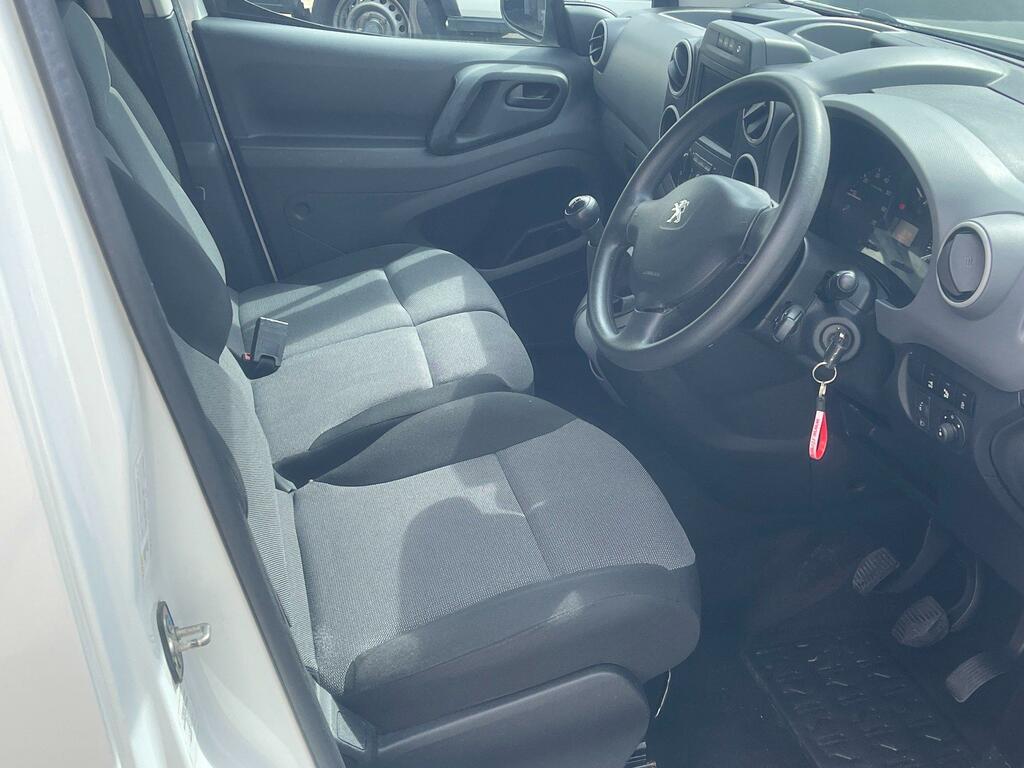 Peugeot Partner Diesel White #2