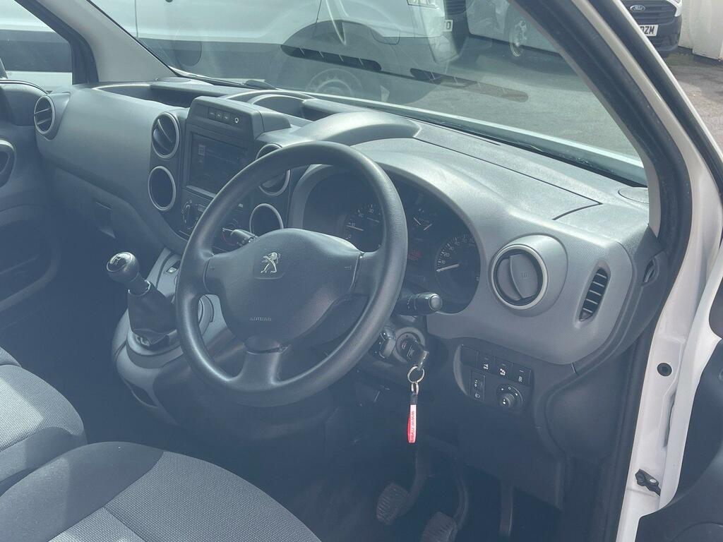 Peugeot Partner Diesel White #3