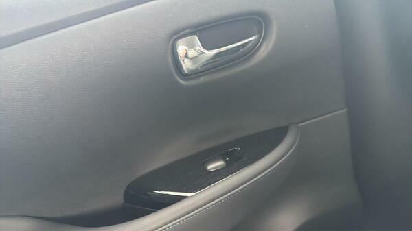 Nissan Leaf Acenta White #39