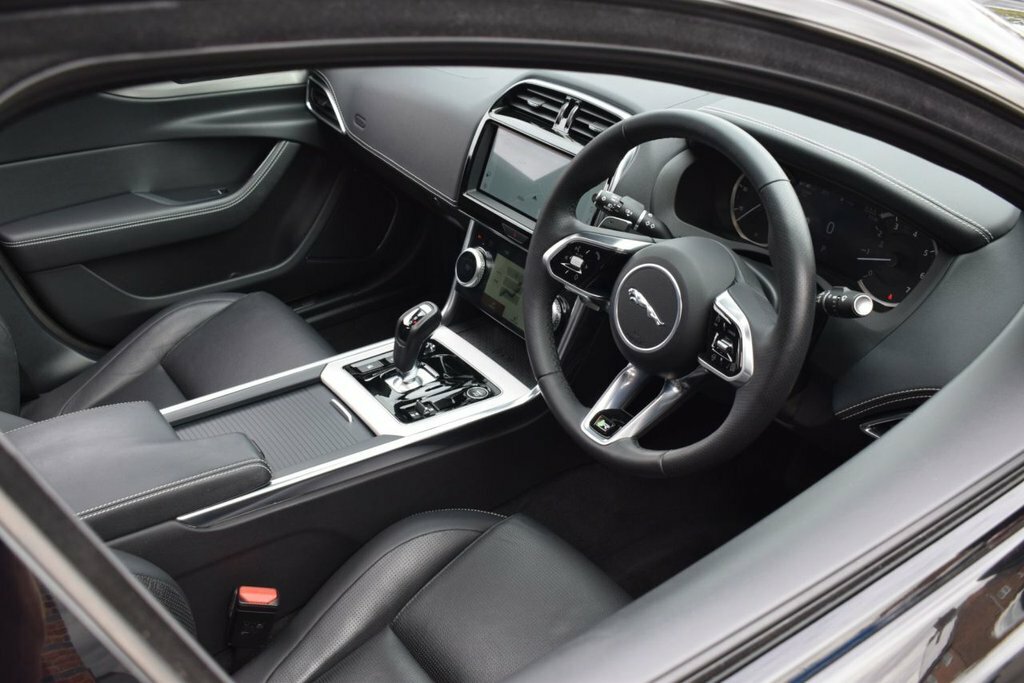 Jaguar XE 2L Sport Black #3