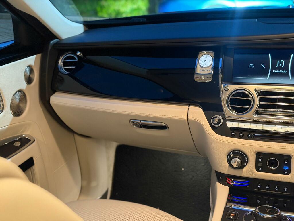 Rolls-Royce Ghost Silver Badge Silver #93